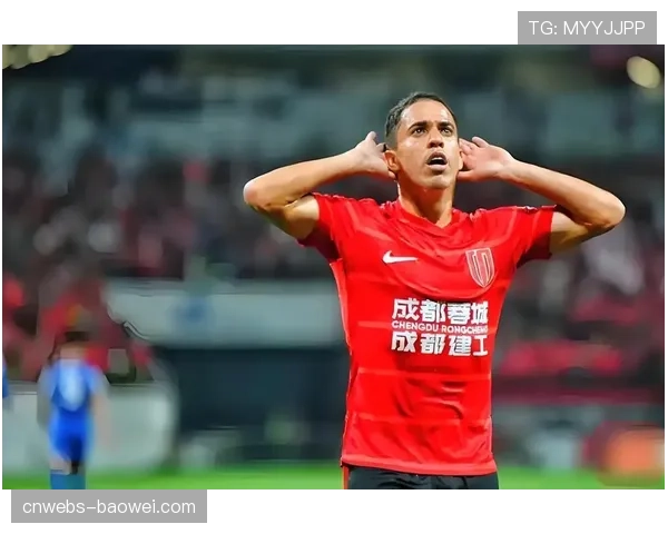 【2026年4月中超联赛·人物·特写特写：赛后谢场，浙江队队长弗兰克将落场球衣赠予轮椅上的小球迷